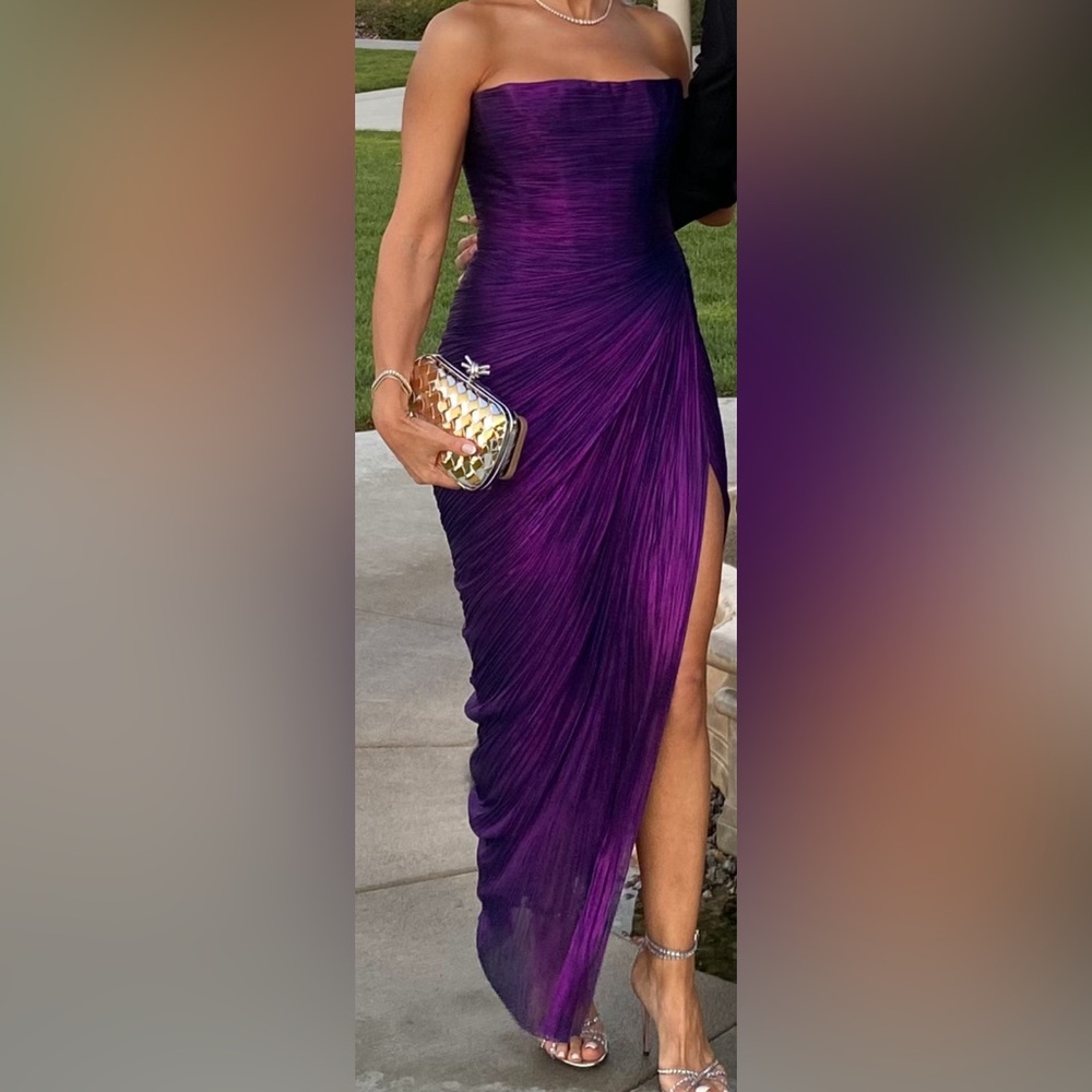 This dress is in excellent condition, it has been worn once.